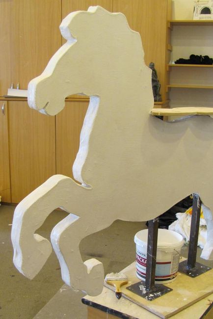 Бутафорська дерев'яна конячка