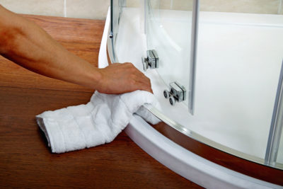 Чим відмити душову кабіну від вапняного нальоту і мильних розлучень в домашніх умовах