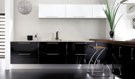 Design alb-negru de bucătărie cu accente strălucitoare, topuri de masă de culoare, interior cu aparate negre,