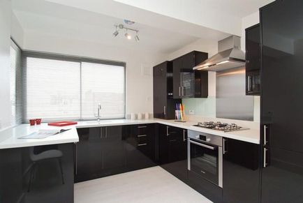 Design alb-negru de bucătărie cu accente strălucitoare, topuri de masă de culoare, interior cu aparate negre,