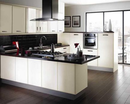 Чорно біла кухня фото дизайну з яскравими акцентами, колір стільниці, інтер'єр з чорної технікою,