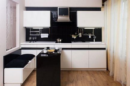 Design alb-negru de bucătărie cu accente strălucitoare, topuri de masă de culoare, interior cu aparate negre,