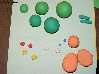 Дитяча саморобка з пластиліну - зелений черв'ячок - з фото інструкцією