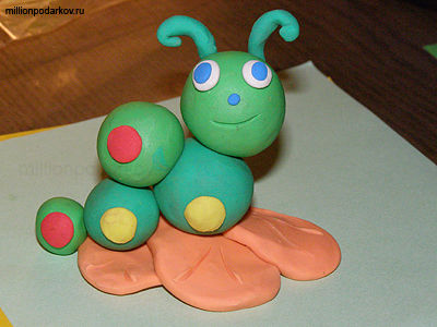 Дитяча саморобка з пластиліну - зелений черв'ячок - з фото інструкцією