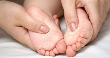 Дитячий масаж ніг