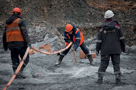 Дві тонни тротилу як працюють підривники в кар'єрах, журнал популярна механіка