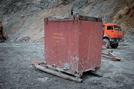 Két tonna TNT a robbantó dolgozik bányákban, Popular Mechanics magazin
