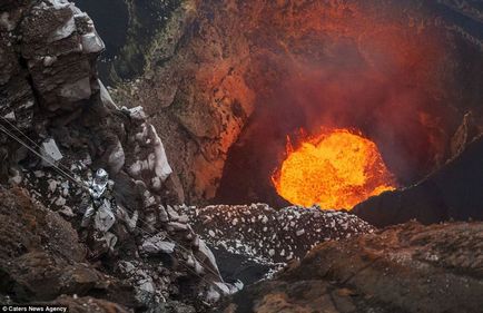Coborâre extremă în gura unui vulcan activ