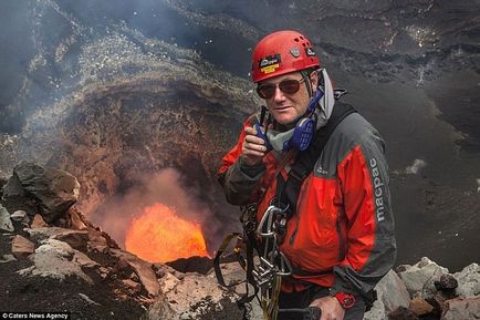 Coborâre extremă în gura unui vulcan activ