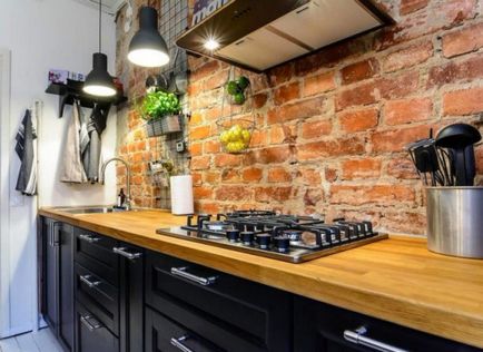 Șorț în bucătărie pentru o cărămidă sau decorarea unui perete de lucru din cărămizi