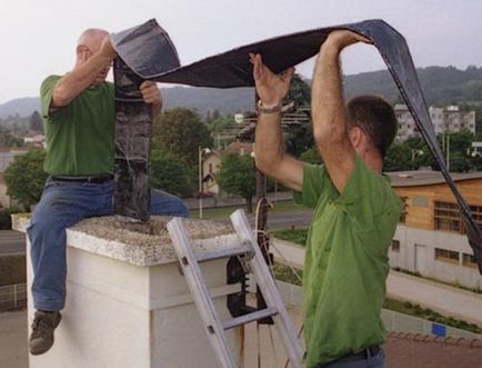 Pălmuirea coșului de fum cu ajutorul unui manșon din polimer cu mâinile tale, fotografie, video