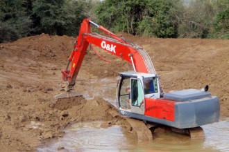 Utilizarea excavatoarelor cu o găleată pivotantă pentru construirea de proiecte permaculturale