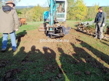 Utilizarea excavatoarelor cu o găleată pivotantă pentru construirea de proiecte permaculturale