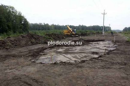 Utilizarea excavatoarelor cu o găleată pivotantă pentru construcția de proiecte permaculturale