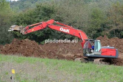 Utilizarea excavatoarelor cu o găleată pivotantă pentru construirea de proiecte permaculturale