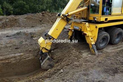 Utilizarea excavatoarelor cu o găleată pivotantă pentru construirea de proiecte permaculturale