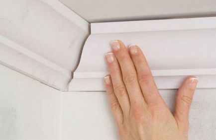 Cum să lipiți un tavan care se înclină corect selectând un lipici și pregătiți un filet - un lucru ușor de făcut