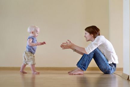Hogyan kell tanítani a gyermeket, hogy önállóan járni támogatás nélkül (Komorowski)