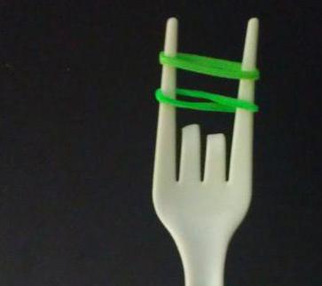 Cum să legați brățări din benzi elastice pe o furculiță pentru începători