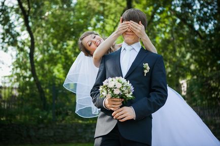 Hogyan kell viselni a boutonniere, esküvő hivatal szerencsés élet