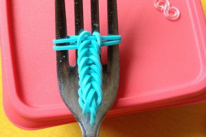 Cum să îmbrăcați o brățară dintr-o bandă de cauciuc pe o furculiță