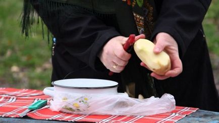 Versenyek második napon a násznép és a fiatal