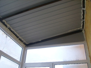 A tető az erkélyen - a különböző minták és lépésről lépésre telepítési utasításokat