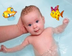Înotând un nou-născut și un copil