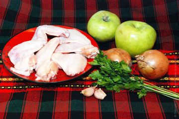 Csirke almával boros mártással, hagymás burgonyával