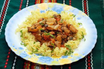 Мідії з рисом - соус з мідій, різних овочів і зелені для рису