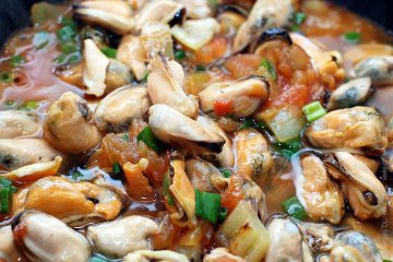 A kagyló rizzsel - mártással kagyló, a különböző zöldségek és fűszernövények rizs