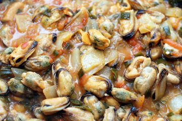 A kagyló rizzsel - mártással kagyló, a különböző zöldségek és fűszernövények rizs