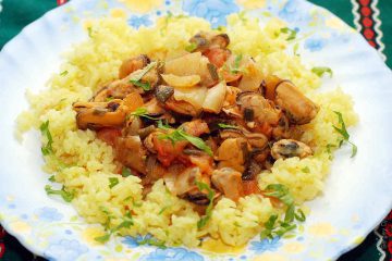 Muse cu orez - sos de midii, diverse legume si verde pentru orez