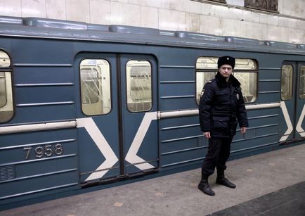 Москва, новини, людина впала на рейки на станції метро - Менделєєвська