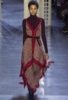 Este posibil să purtați o rochie pe curele subțiri la 30 de ani, un stilist bun, un producător de imagini din Moscova