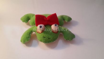 Toy жаба с ръцете си