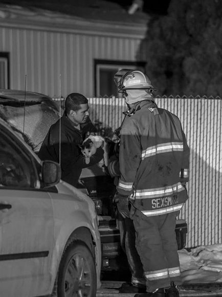 Pisica persistenta si-a salvat casa si familia dintr-un incendiu (foto)