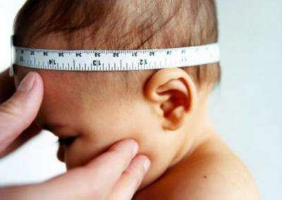Circumferinta capului si a toracelui copilului este normala, masa se refera la bebelusii de la a la i
