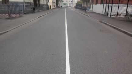 Intersecția liniei solide de marcare a consecințelor pentru șofer