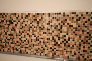 Mozaic de marmură pentru bucătărie pe șorț, așa cum este pus de mâini