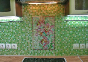 Mozaic de marmură pentru bucătărie pe șorț, așa cum este pus de mâini