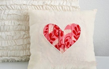 Подушка з сердечком