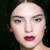 Ruj de culoare de Marsala căruia îi merge, o revizuire a mărcilor (Loreal, Meibelin și Chanel), machiaj de fotografie