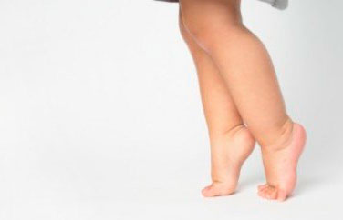 A gyermek 10 hónapos séta a lábujjakon, baby 10 hónap