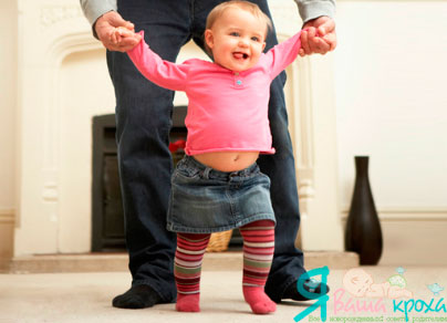 A gyermek 10 hónapos séta a lábujjakon, baby 10 hónap