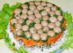 Salată de salată de ciuperci