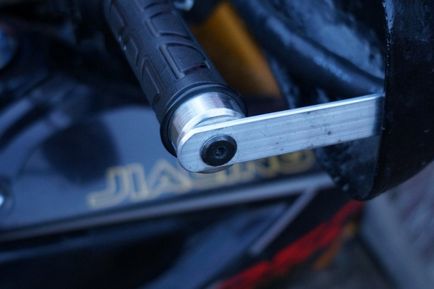 Házi kéz védelmet nyújtanak a szél egy motorkerékpár (bögrék a kormánykeréken) Házi kéz védelmet nyújtanak a szél egy motorkerékpár