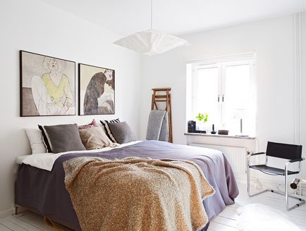 Скандинавська спальня біла, шведський дизайн інтер'єру маленької дитячої, лаконічна модель ліжка