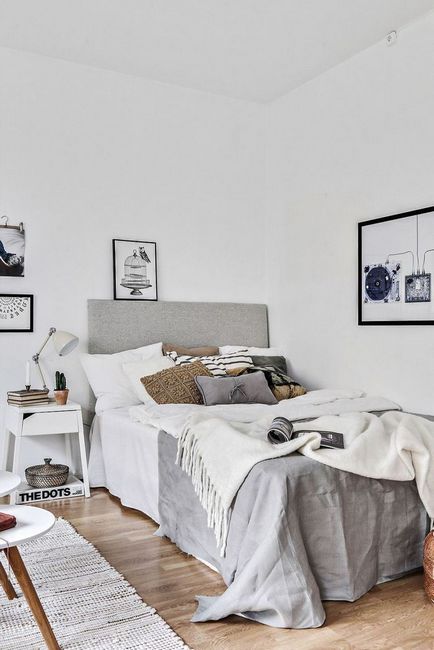 Scandinavă dormitor alb, design interior suedez al unui copil mic, model laconic al patului