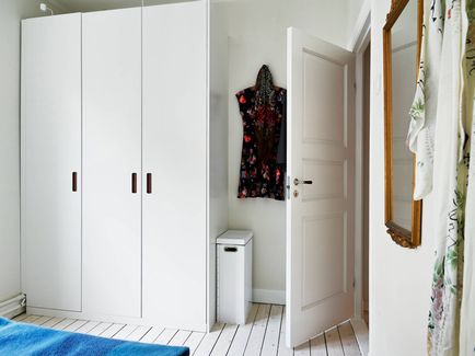 Скандинавська спальня біла, шведський дизайн інтер'єру маленької дитячої, лаконічна модель ліжка